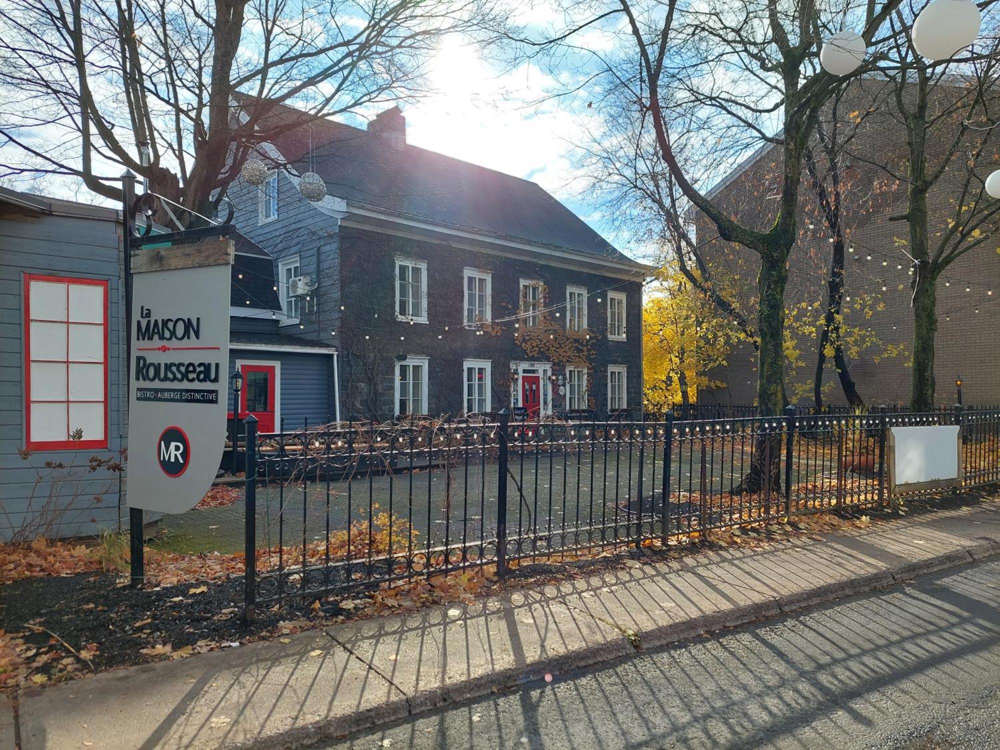 Hotel La Maison Rousseau Montmagny Exterior foto