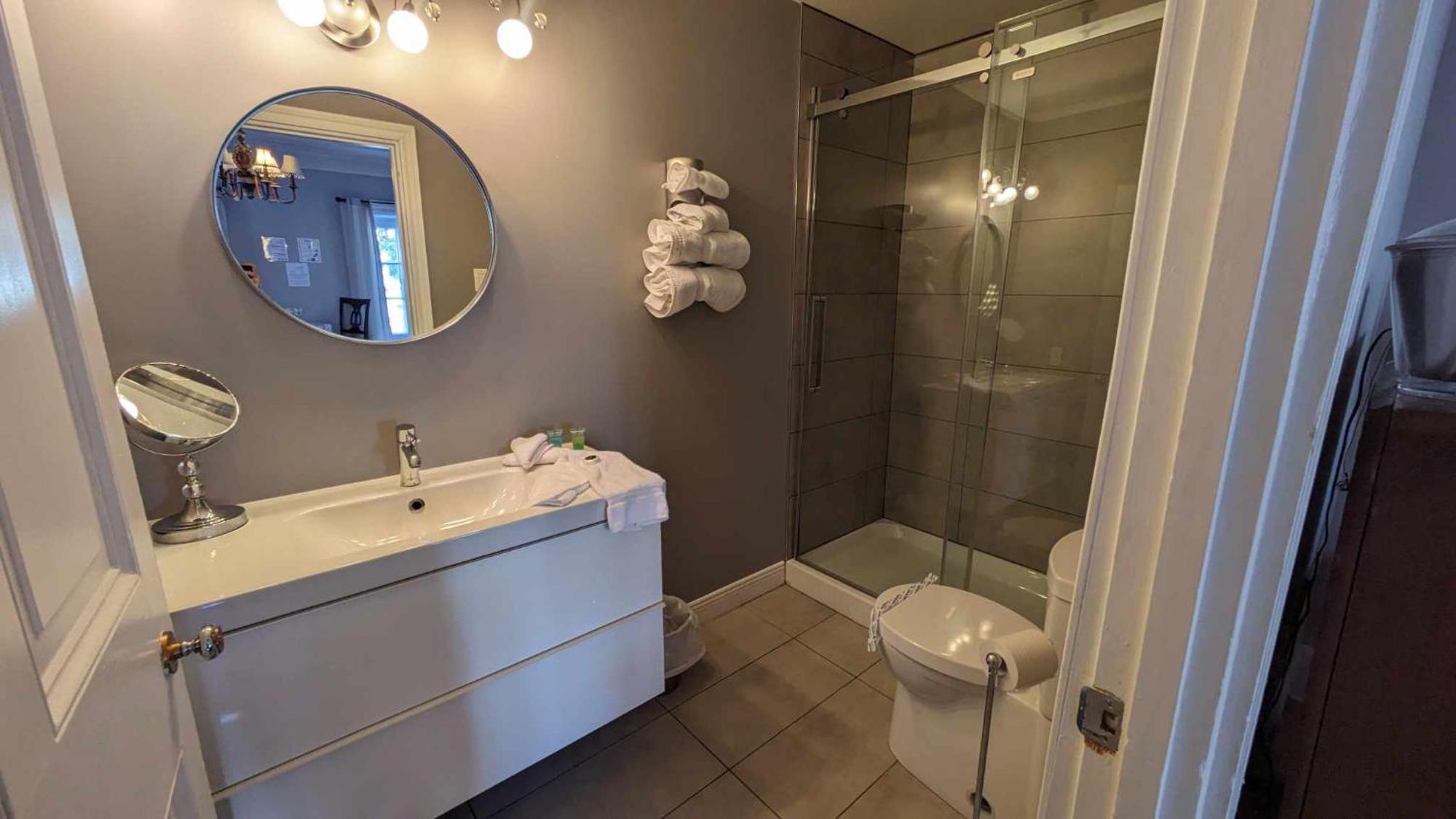 Hotel La Maison Rousseau Montmagny Zimmer foto